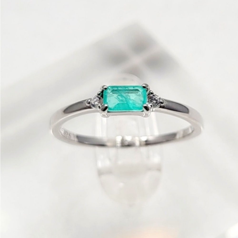 Elegant Silver and Green Gemstone Ring
